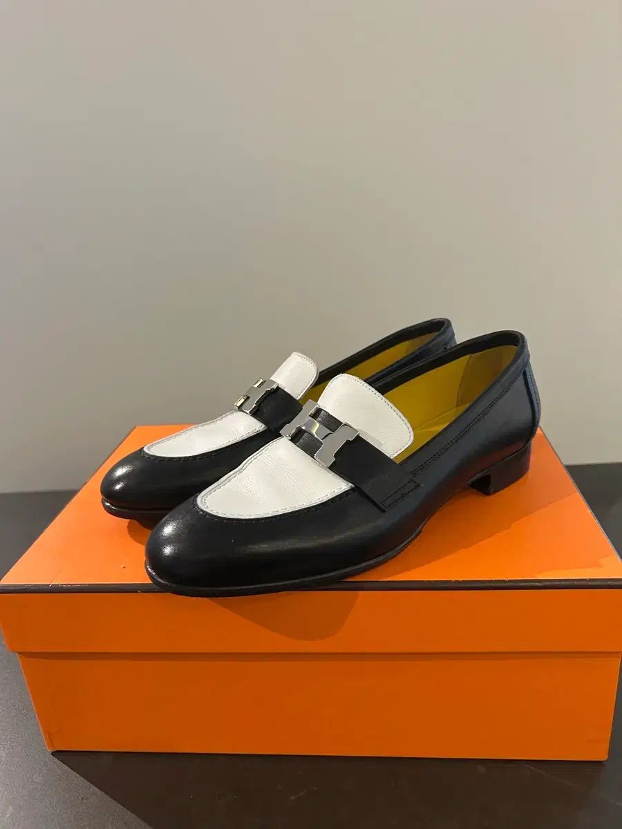 Hermes ローファー ブラック 白