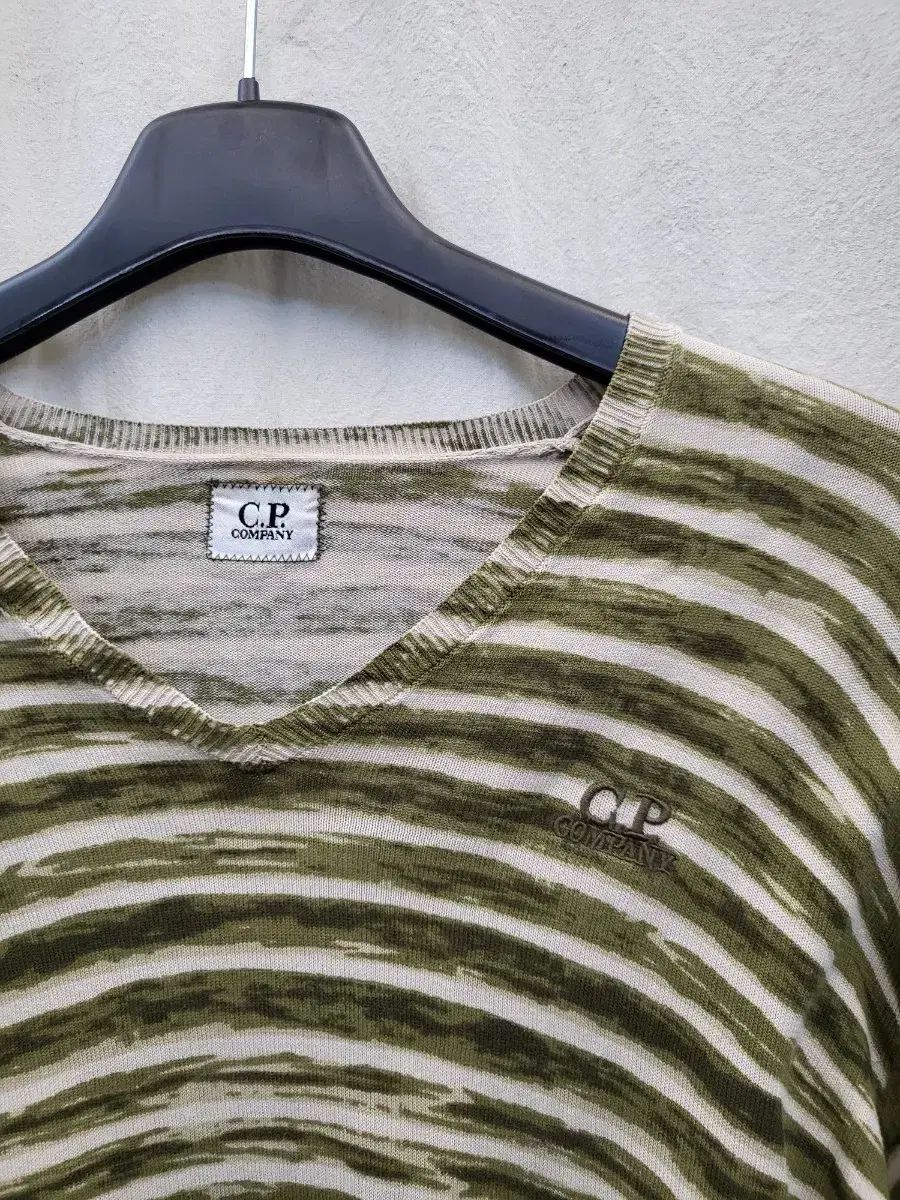 C.P. COMPANY シーピーカンパニー ストライプ Vネック 長袖 ニット C.P. COMPANY シーピーカンパニー ストライプ Vネック 長袖 ニット