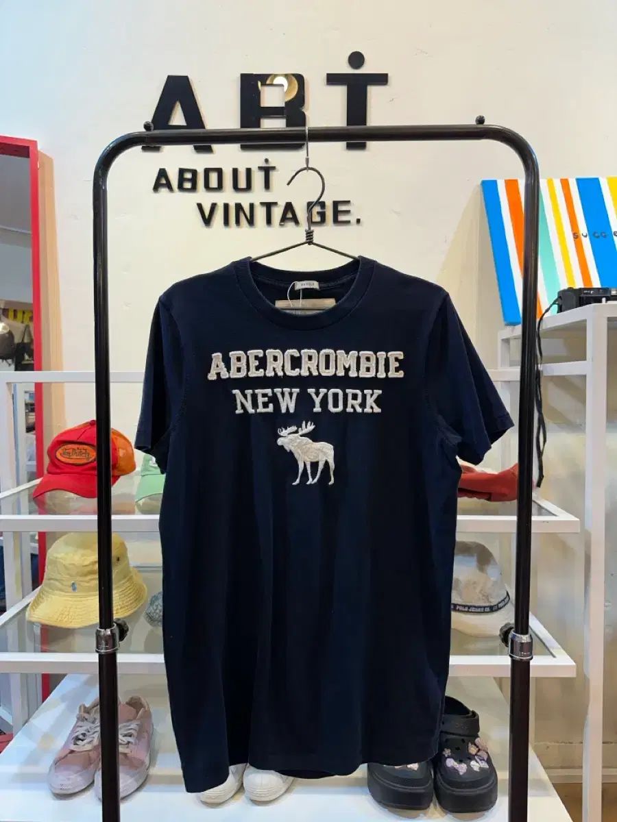 Abercrombie アバクロンビー アンド クロム ピーチ NEW YORK ロゴ 半袖 Tシャツ ネイビー M 5,471円