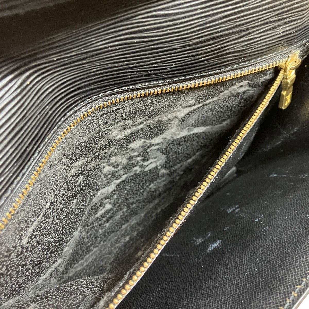 ルイ・ヴィトン LOUIS VUITTON ポシェットセリエ ドラゴンヌ エピ