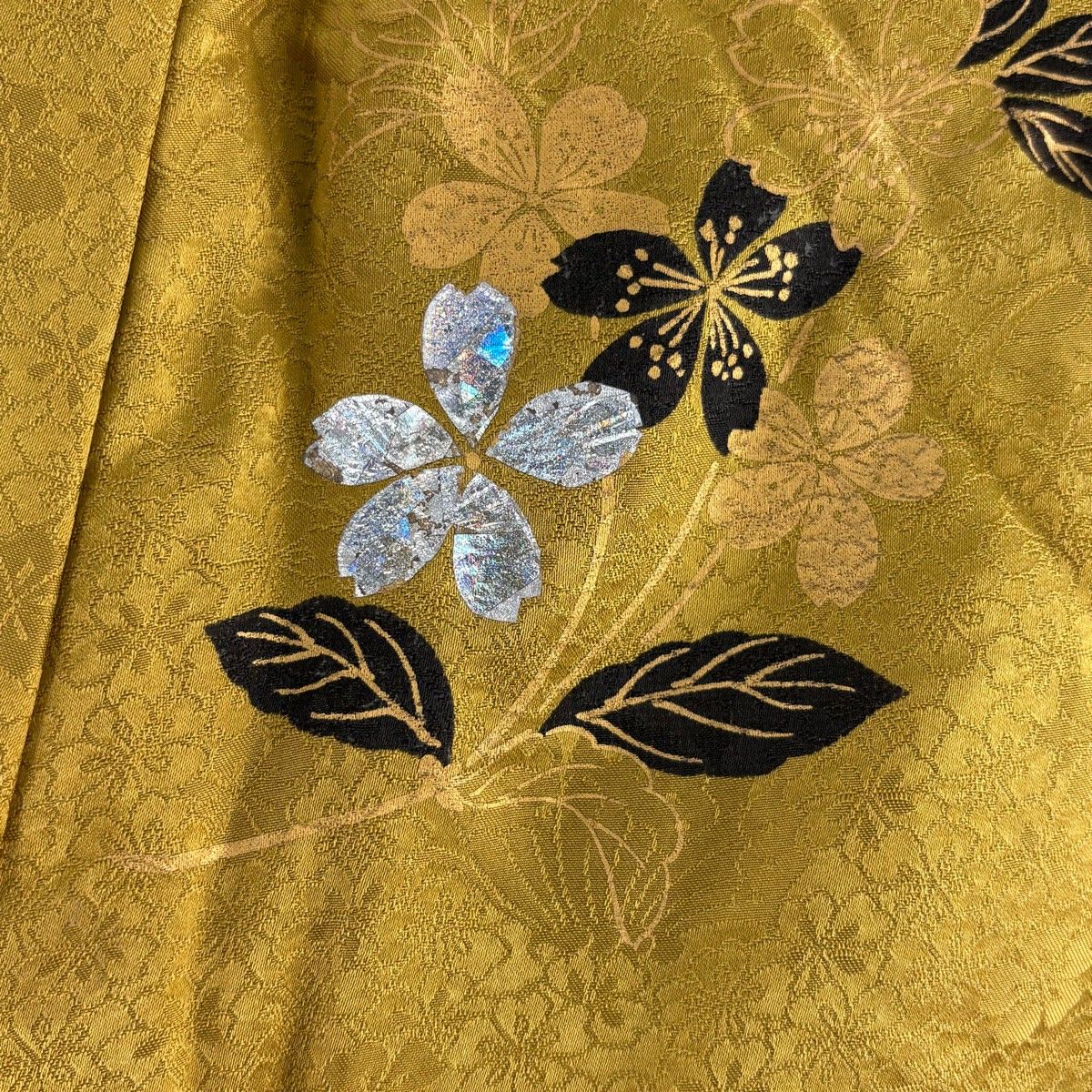 振袖 着物 金彩加工 地紋 黄色 紺色 松竹梅 裄66 Ｌ 中古 sn1462 在庫一掃】 振袖 身丈155.5cm 裄丈66cm M 袷 堀省平 落款 桜 百合 金彩