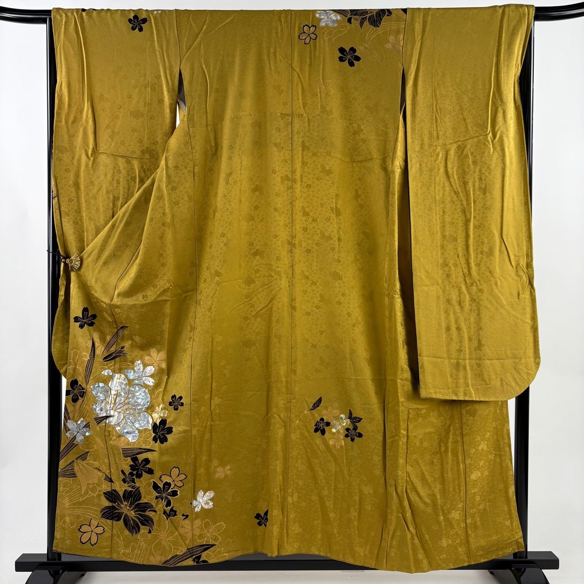 【在庫一掃】 振袖 身丈155.5cm 裄丈66cm M 袷 堀省平 落款 桜 百合 金彩 箔 黄土色 正絹 逸品 【中古】