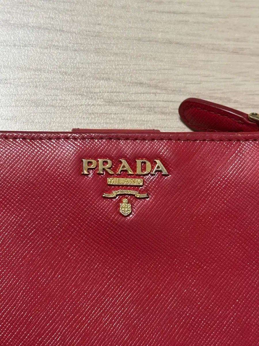 超美品✨プラダ　サフィアーノ　PRADA レッド 二つ折り財布 プラダ 二つ折り財布 レディース サフィアーノ トライアングルロゴ
