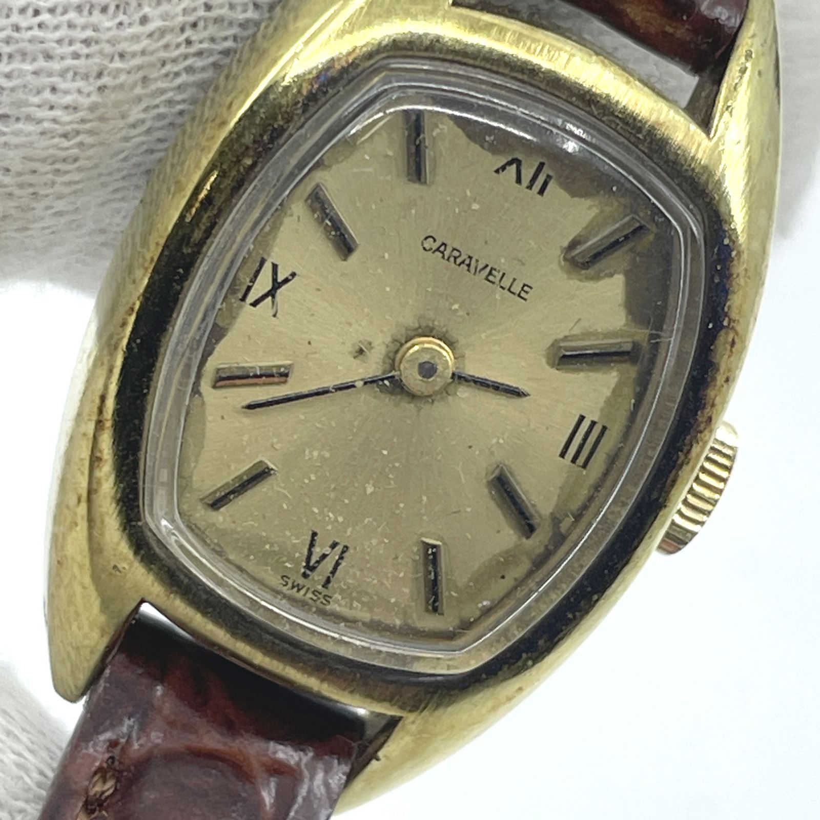 稼働〇　Caravelle　手巻き腕時計　ゴールド文字盤　オーバル　レディース　ブローバ　Bulova