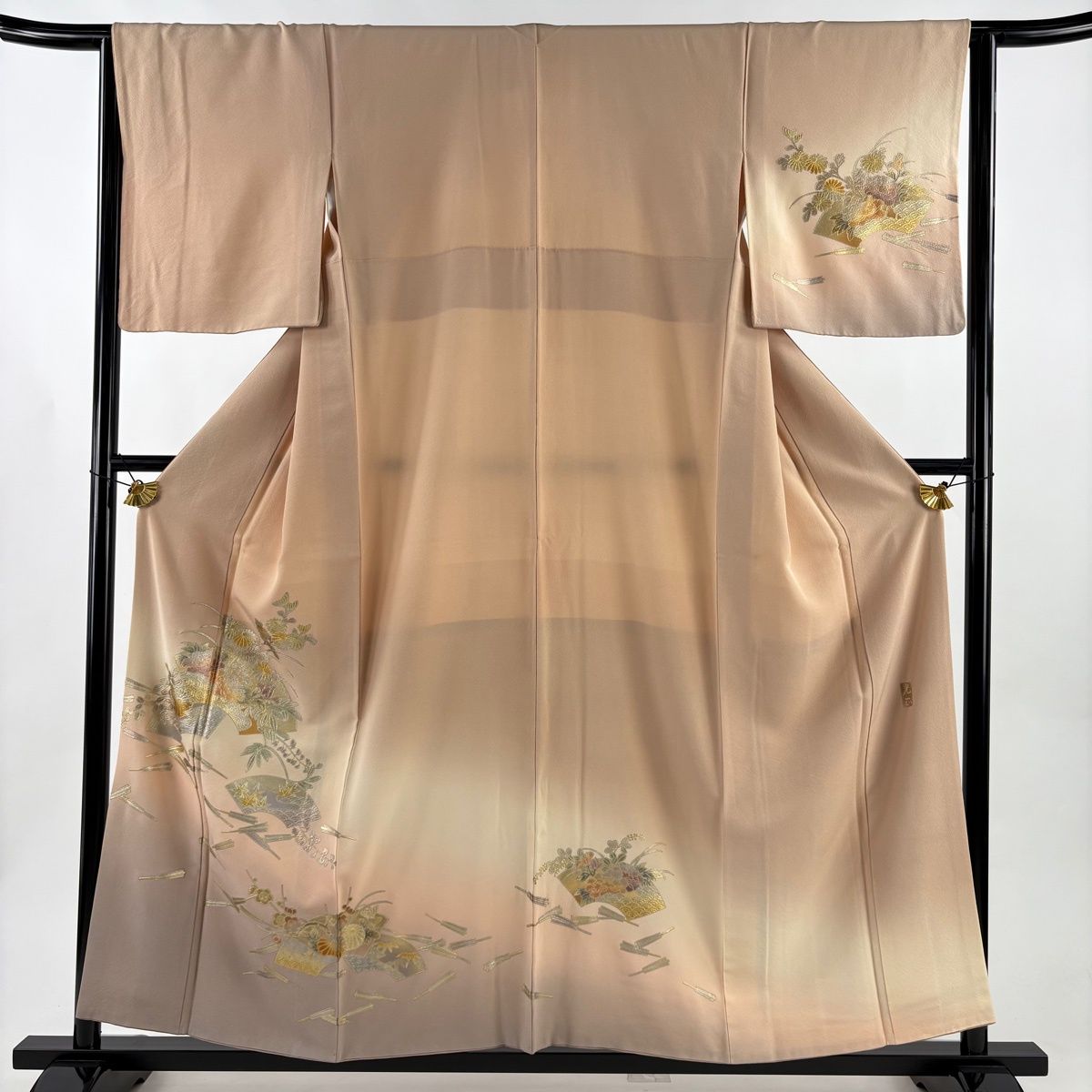【在庫一掃】 付下げ 身丈157cm 裄丈64.5cm M 袷 和田光正 落款 扇面 草花 金銀彩 ぼかし 薄オレンジ 正絹 逸品 【中古】 8,162円