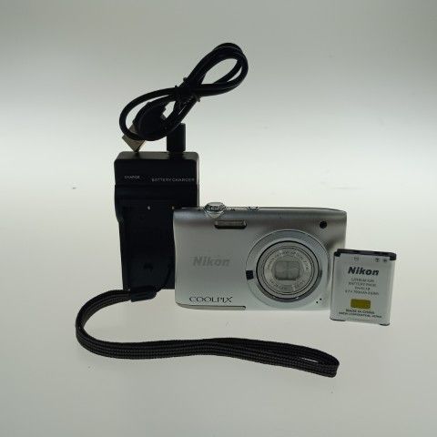 Nikon COOLPIX A100 Silver コンパクトデジタルカメラ / - メルカリ