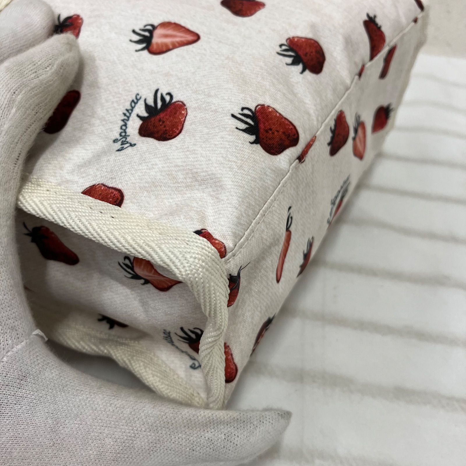 2833　美品　LeSportsac　レスポートサック　ハンドバッグ　 2way　ショルダーバッグ　MINI N/S TOTE　 ビタースウィートベリー　イチゴ　総柄　 アイボリー系　オフホワイト系　タグ有り　レディース