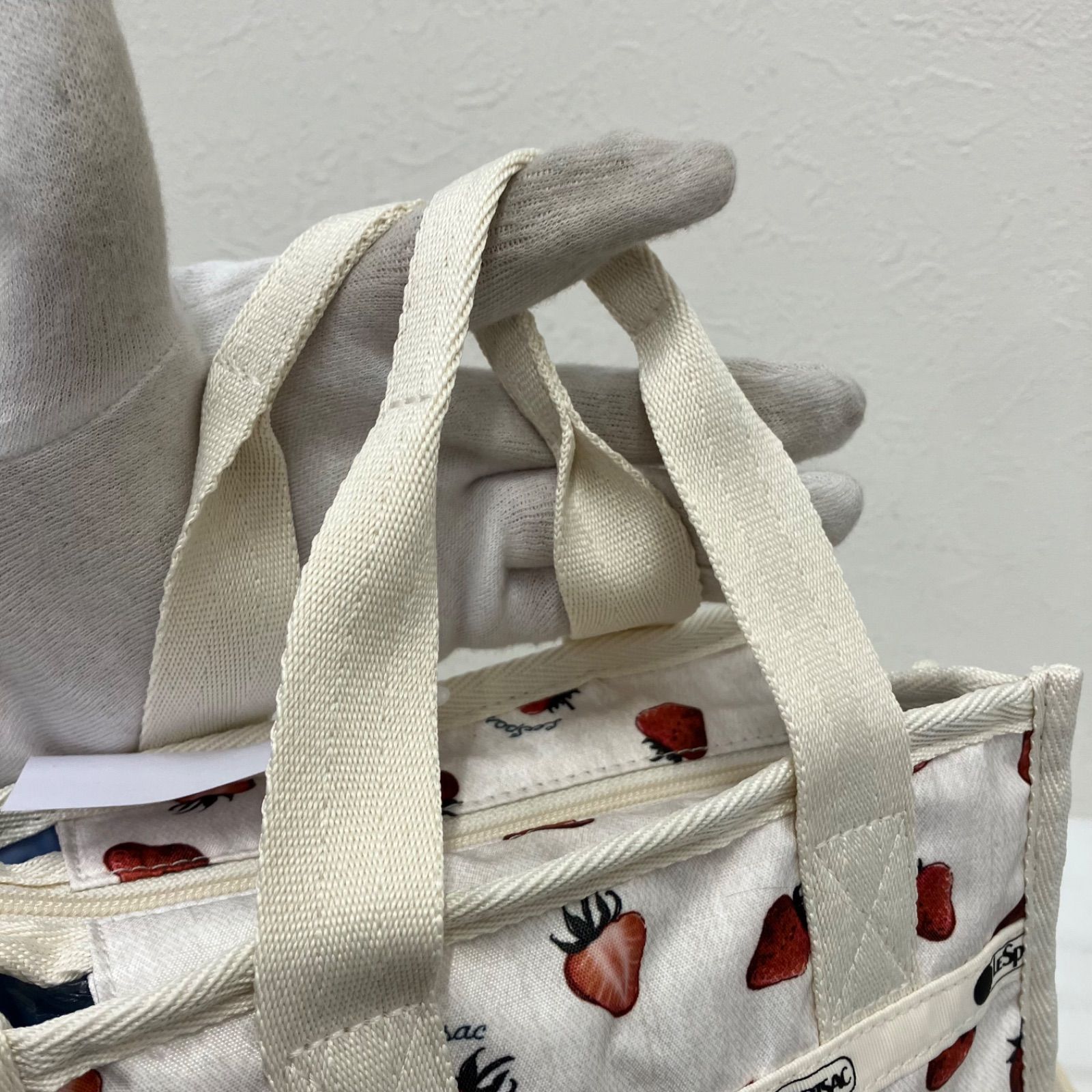 2833　美品　LeSportsac　レスポートサック　ハンドバッグ　 2way　ショルダーバッグ　MINI N/S TOTE　 ビタースウィートベリー　イチゴ　総柄　 アイボリー系　オフホワイト系　タグ有り　レディース