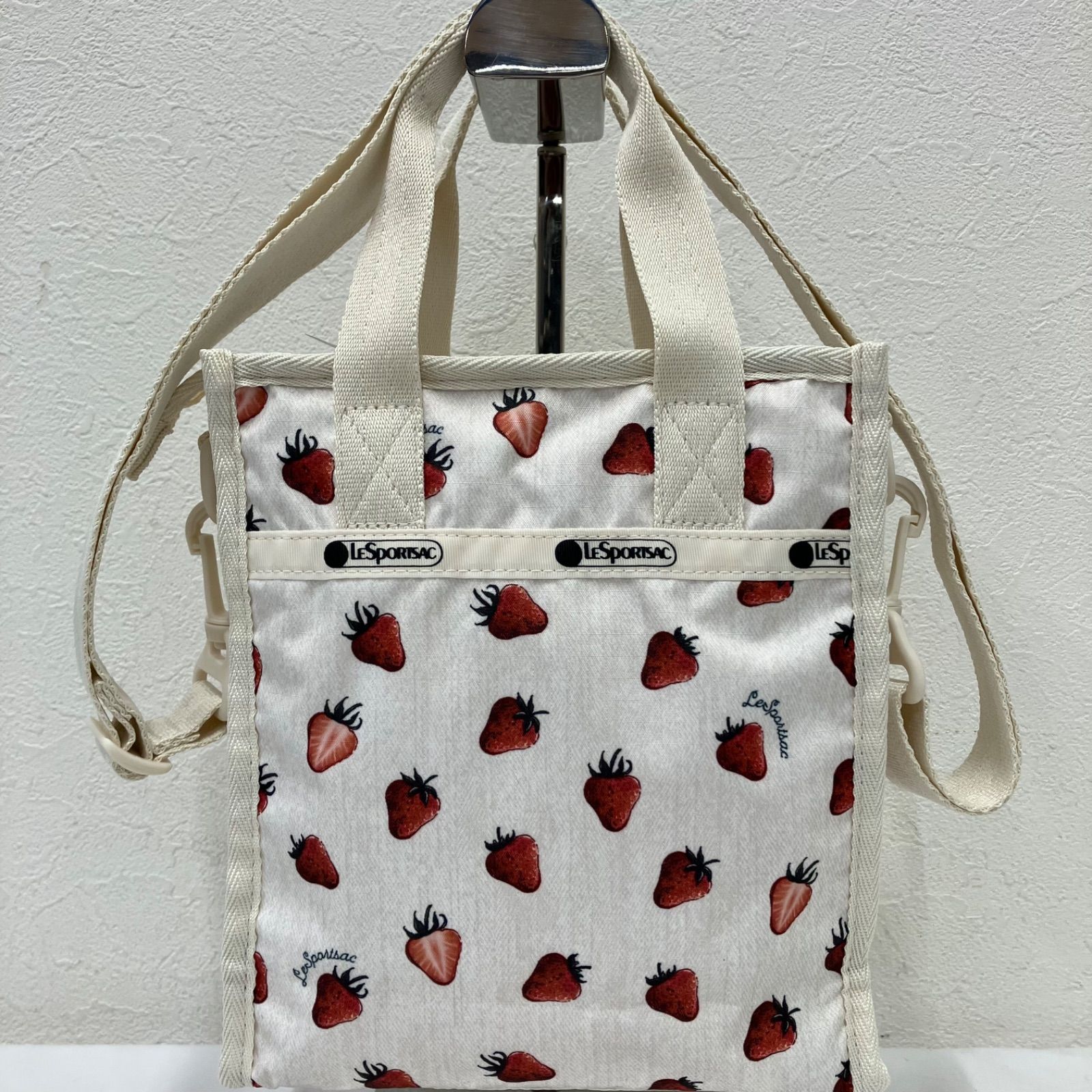 2833　美品　LeSportsac　レスポートサック　ハンドバッグ　 2way　ショルダーバッグ　MINI N/S TOTE　 ビタースウィートベリー　イチゴ　総柄　 アイボリー系　オフホワイト系　タグ有り　レディース