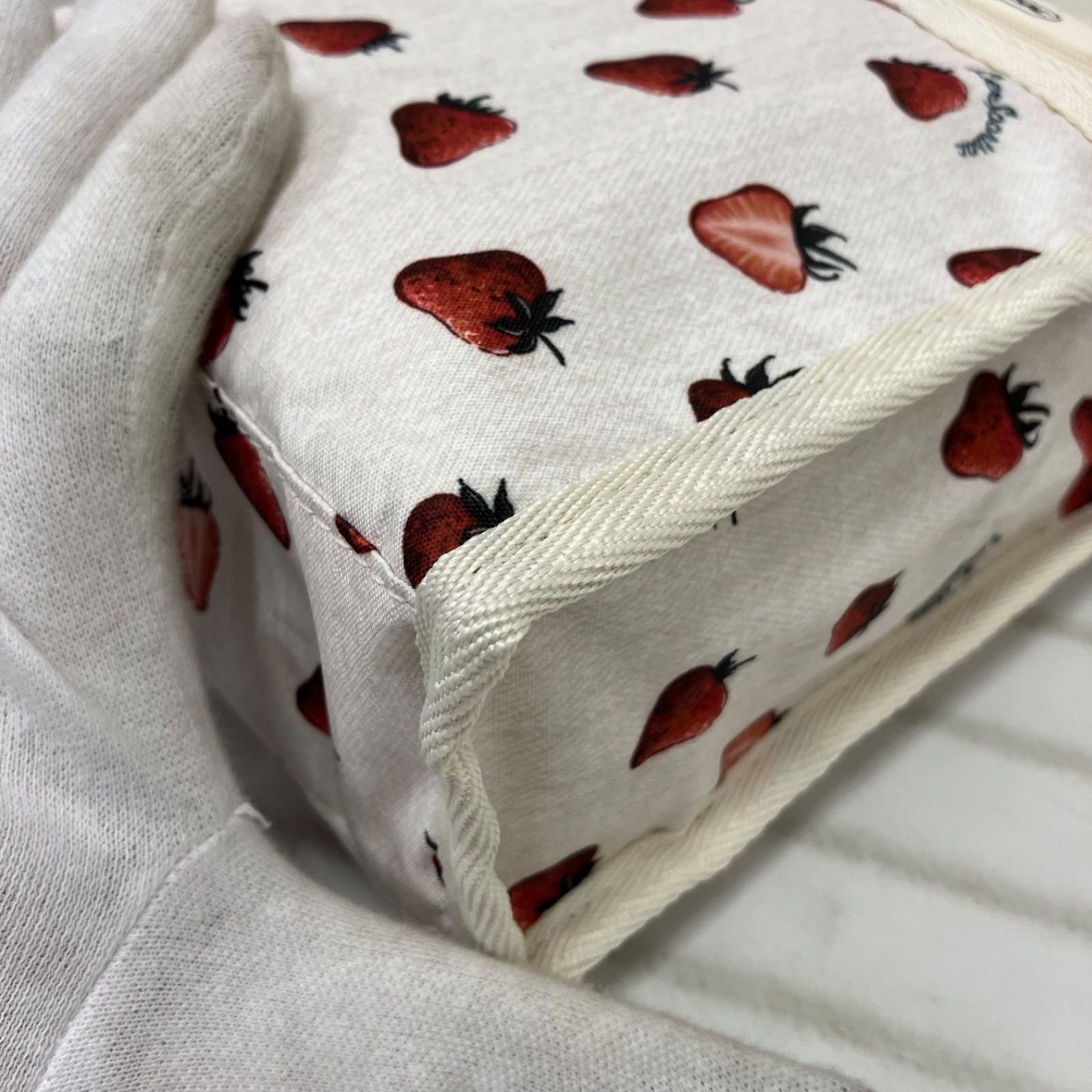 2833　美品　LeSportsac　レスポートサック　ハンドバッグ　 2way　ショルダーバッグ　MINI N/S TOTE　 ビタースウィートベリー　イチゴ　総柄　 アイボリー系　オフホワイト系　タグ有り　レディース