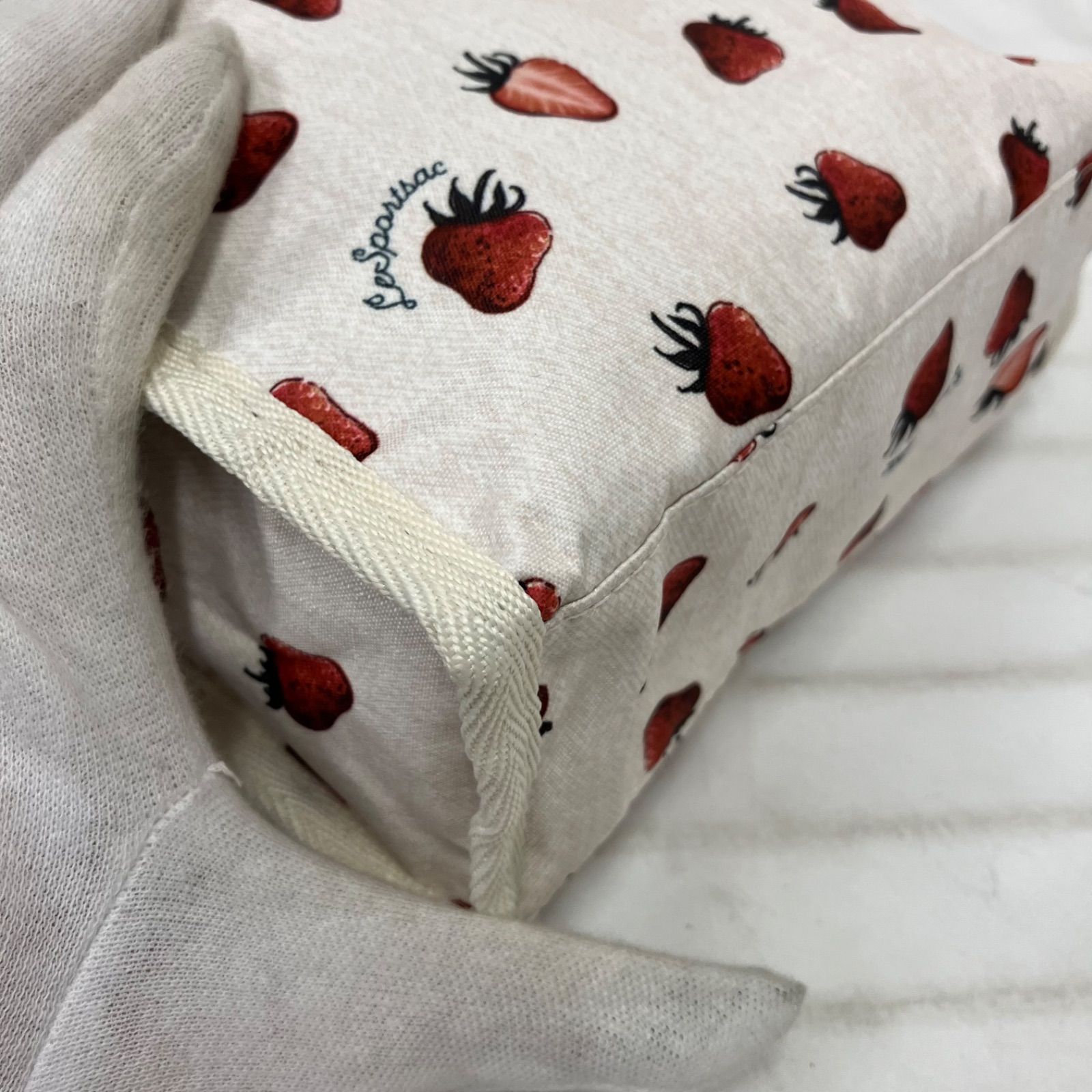 2833　美品　LeSportsac　レスポートサック　ハンドバッグ　 2way　ショルダーバッグ　MINI N/S TOTE　 ビタースウィートベリー　イチゴ　総柄　 アイボリー系　オフホワイト系　タグ有り　レディース