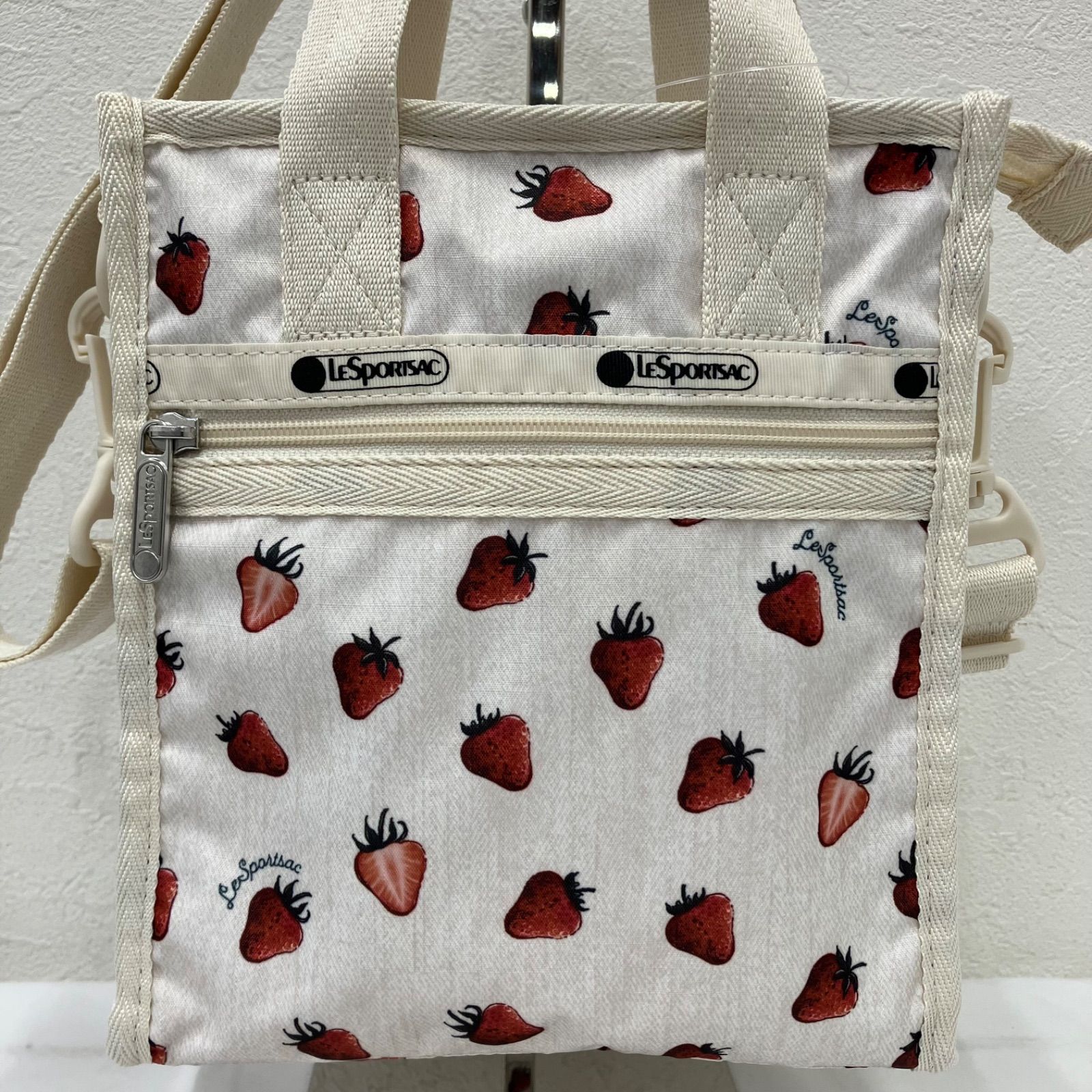 2833　美品　LeSportsac　レスポートサック　ハンドバッグ　 2way　ショルダーバッグ　MINI N/S TOTE　 ビタースウィートベリー　イチゴ　総柄　 アイボリー系　オフホワイト系　タグ有り　レディース