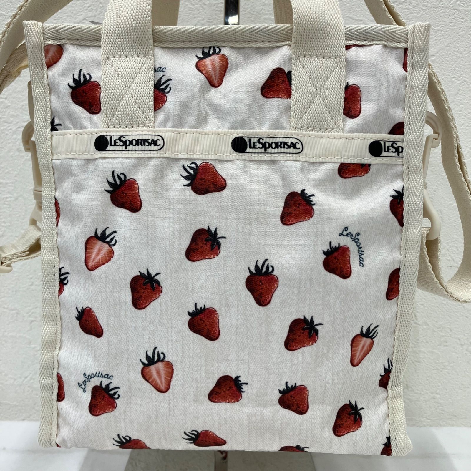 2833　美品　LeSportsac　レスポートサック　ハンドバッグ　 2way　ショルダーバッグ　MINI N/S TOTE　 ビタースウィートベリー　イチゴ　総柄　 アイボリー系　オフホワイト系　タグ有り　レディース