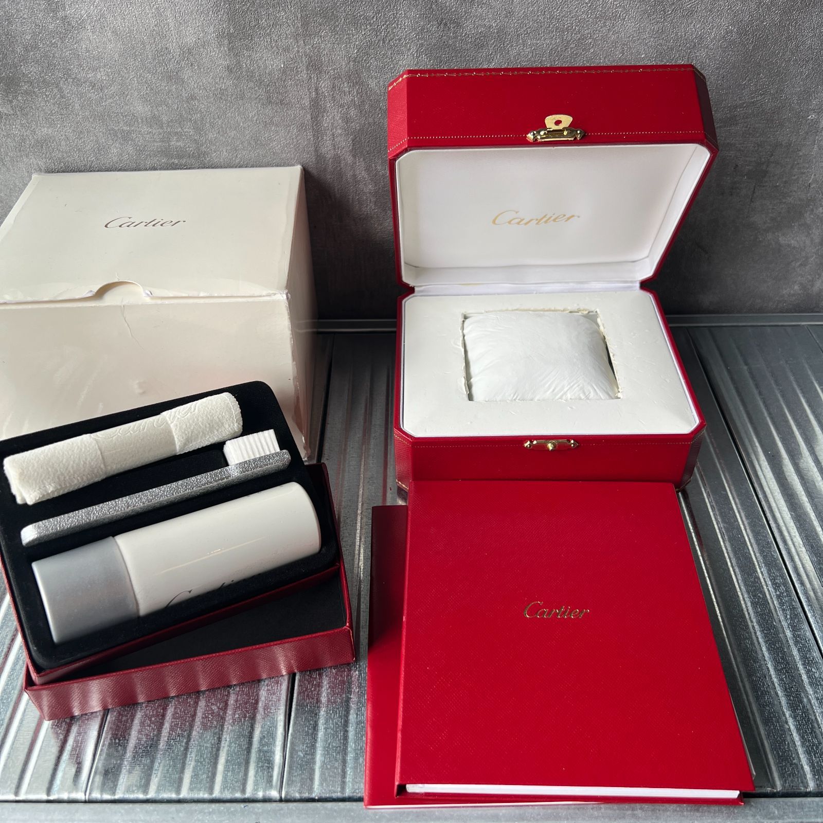 Cartier　カルティエ　時計　ケース　空箱　BOX　外箱付　腕時計用　クリーナー（未使用）・保証書・取扱説明書付　15×13×7ｃｍ