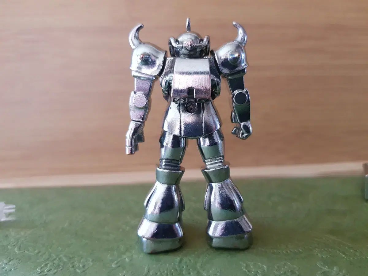 ガンダム ズゴック シルバー フィギュア
