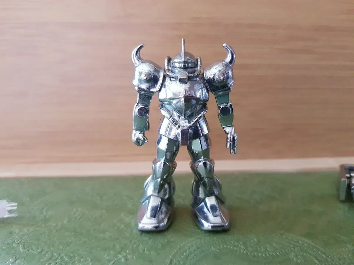 ガンダム ズゴック シルバー フィギュア
