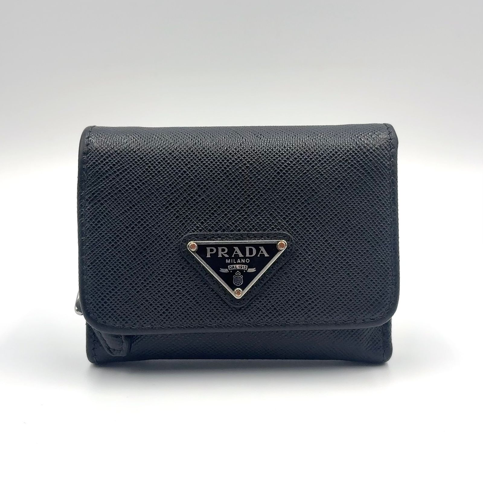 新着 PRADA サフィアーノトライアングル レザー ブラック 三つ折り財布 シルバー
