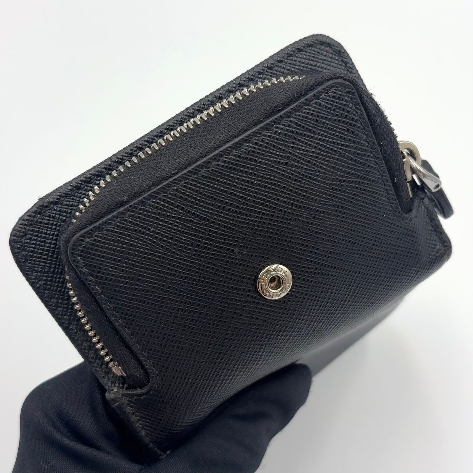 新着 PRADA サフィアーノトライアングル レザー ブラック 三つ折り財布 