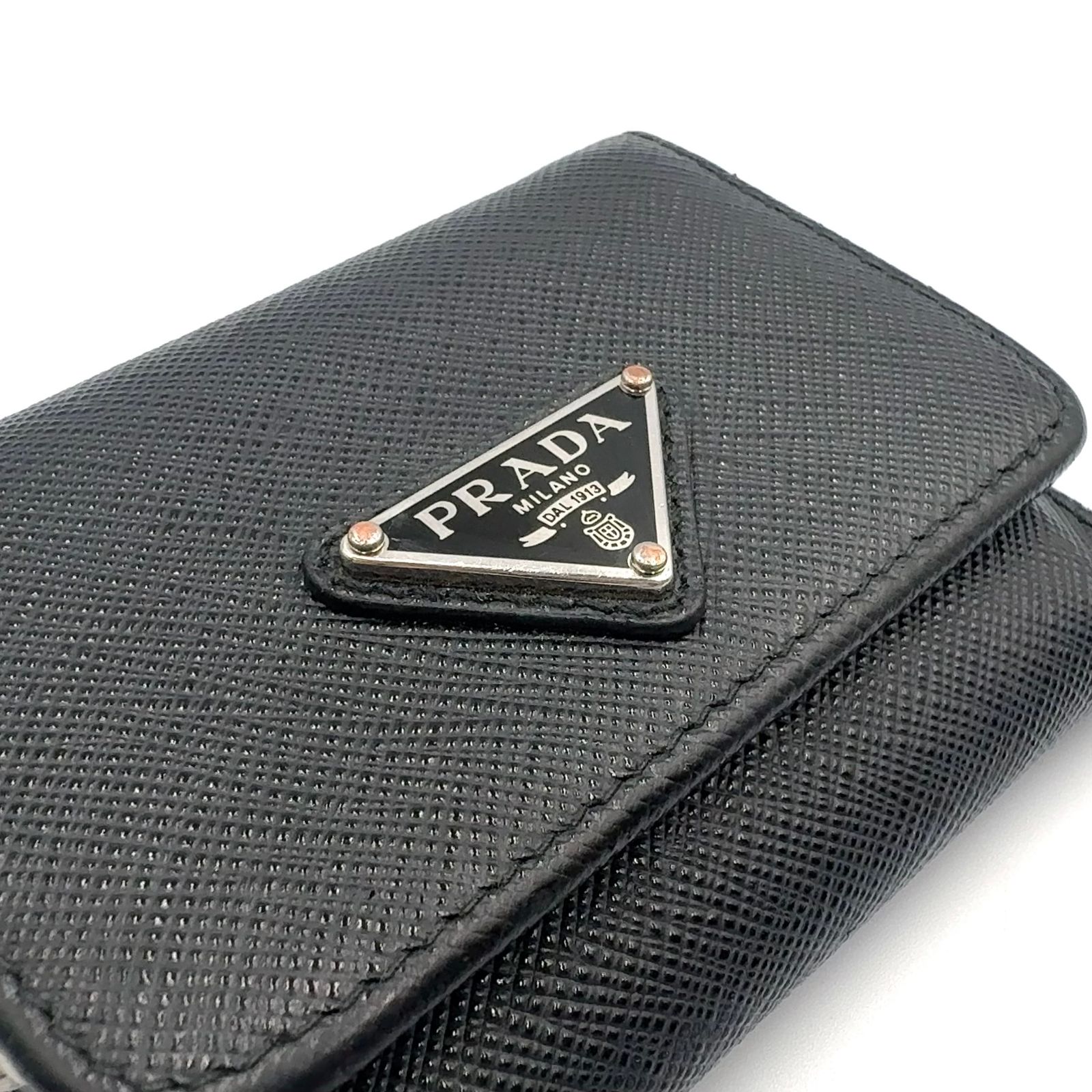 新着 PRADA サフィアーノトライアングル レザー ブラック 三つ折り財布 