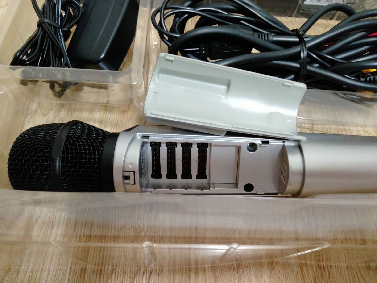 【中古】「非常に良い」カラオケマイク | カラオケ道場 DCT-300 | 300曲内蔵 | 楽器変換機能搭載 中古】「非常に良い」カラオケマイク | カラオケ道場 DCT-300 | 300曲