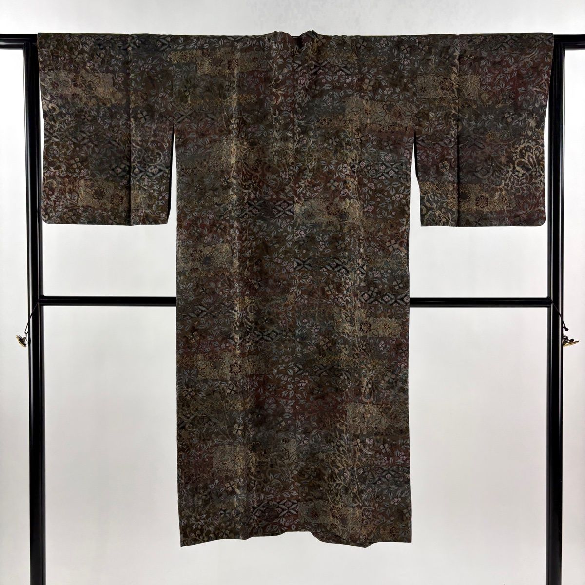 【在庫一掃】 【美品】 道行 身丈126cm 裄丈64.5cm M 和装コート 角衿 草花 金糸 金彩 茶緑色 正絹 逸品 【中古】