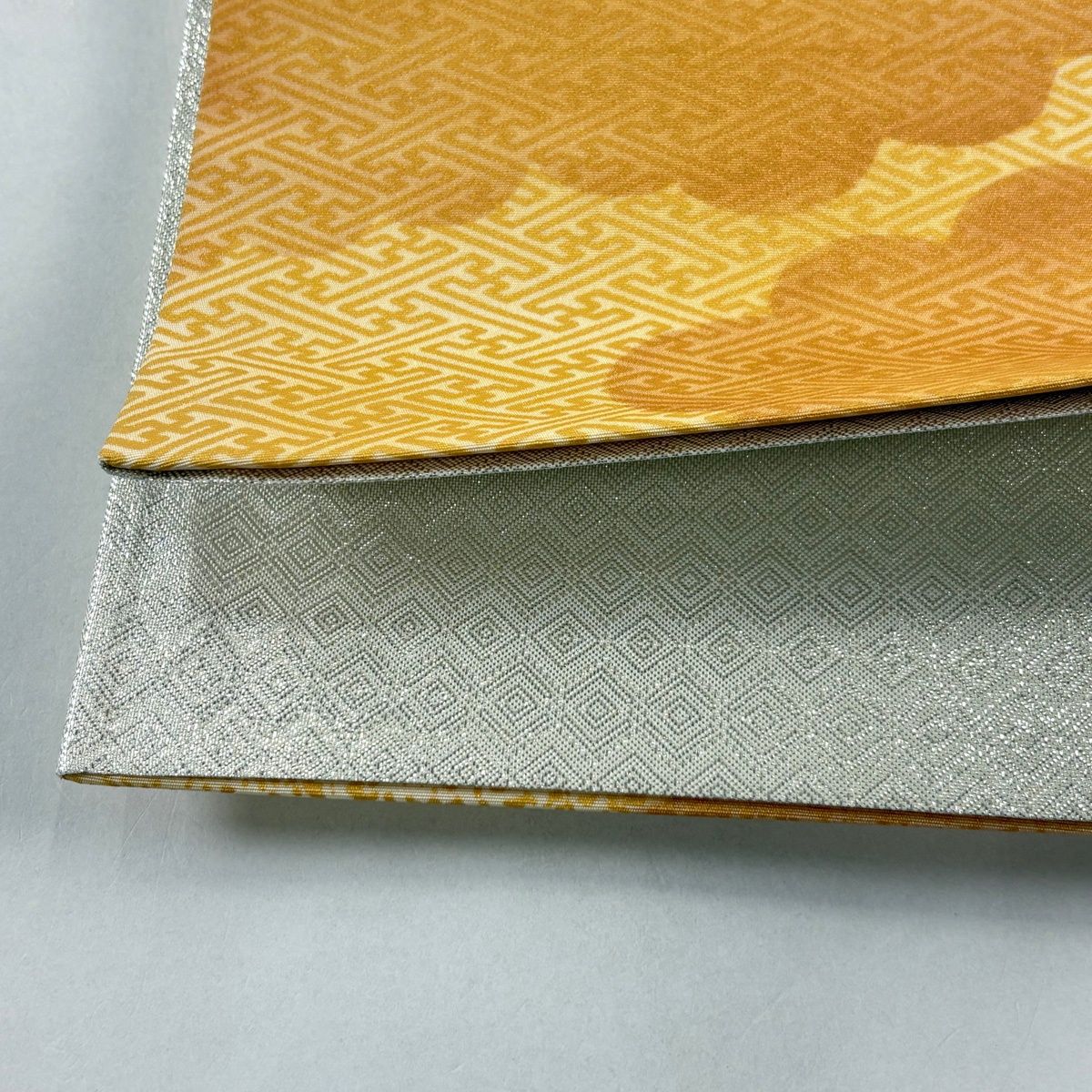 在庫一掃】 【美品】 袋帯 秀品 落款 草花 紗綾形 金彩 山吹色 お太鼓