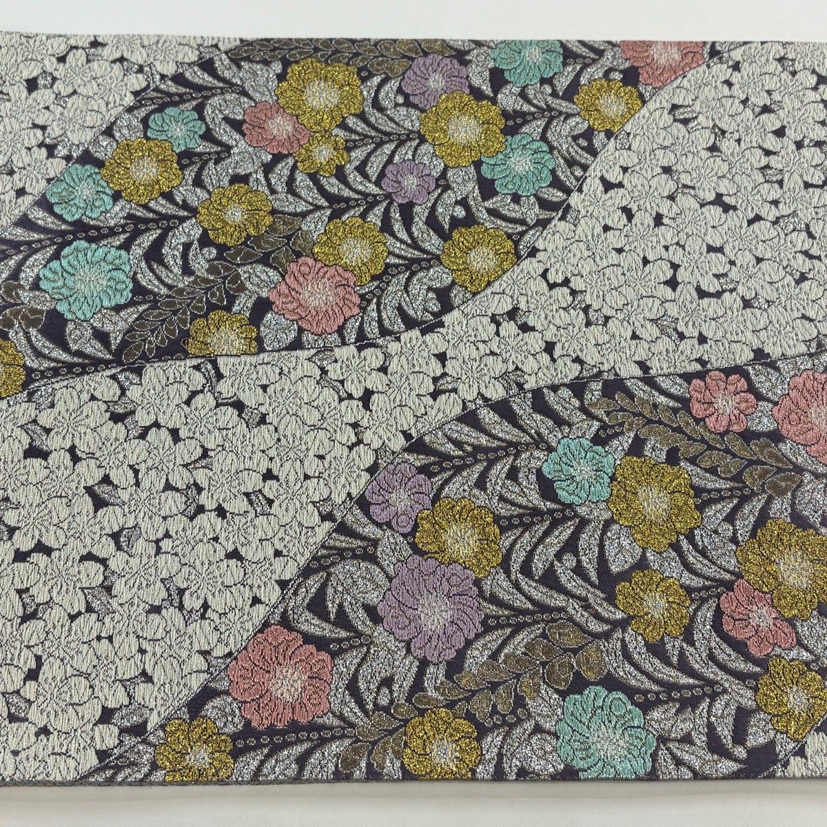 在庫一掃】 【美品】 袋帯 名品 桜 草花 刺繍 箔 紫 六通 正絹 【中古 在庫一掃】 【美品】 袋帯 名品 桜 草花 刺繍 箔 紫 六通 正絹 【中古