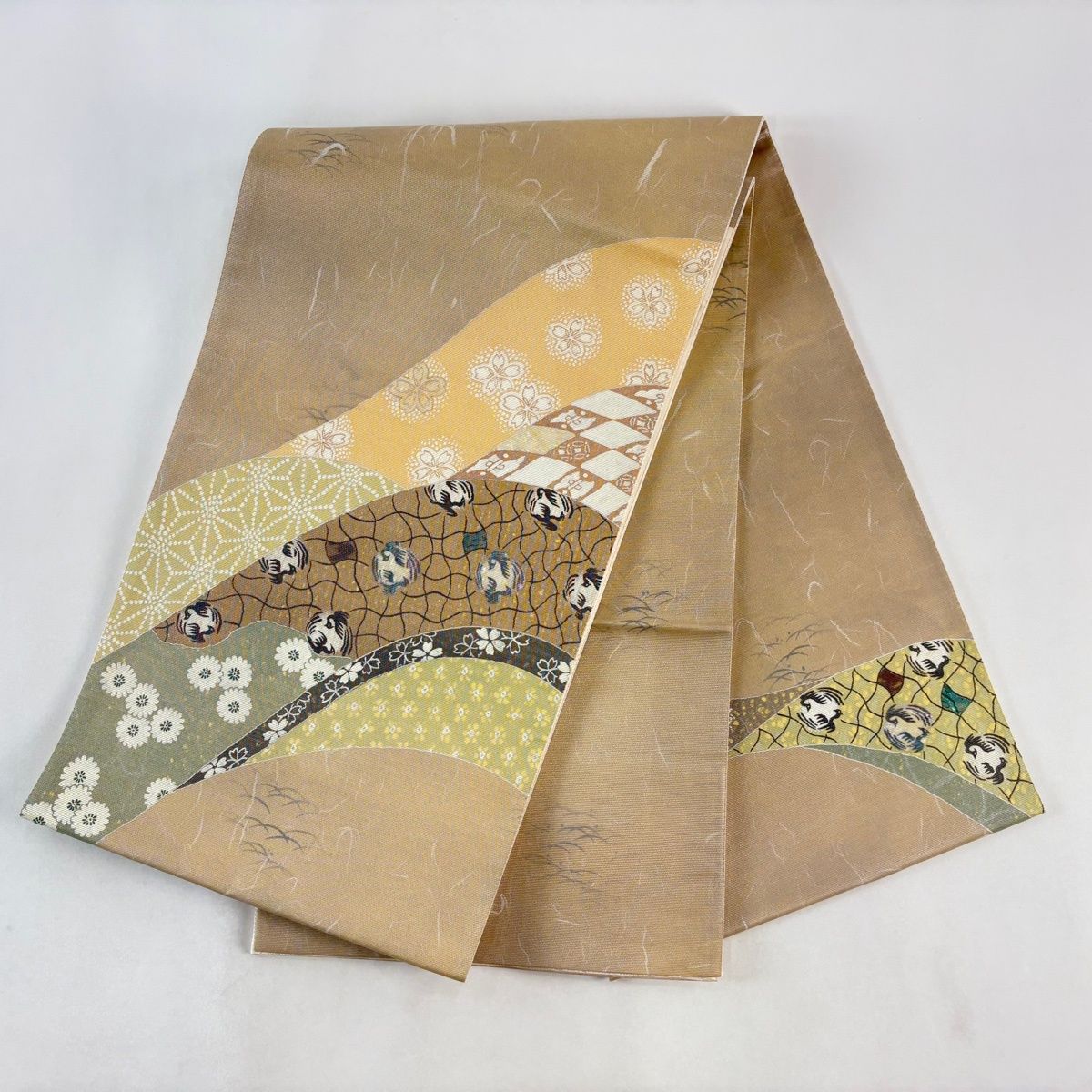 【美品】袋帯 汕頭刺繍　螺鈿　宝相華　綺麗な箔地　お太鼓柄 在庫一掃】 【美品】 袋帯 名品 やまと 桜 鳥 螺鈿箔 箔 ベージュ