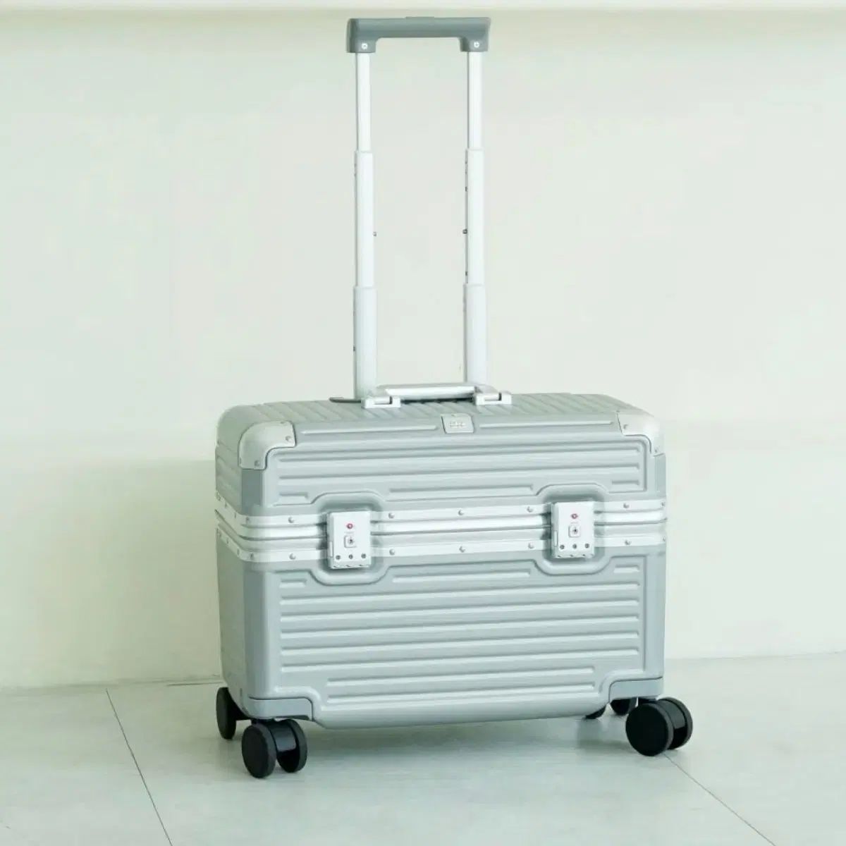 リーボルト オディ フラップ シルバー (機内持ち込み 20L)
