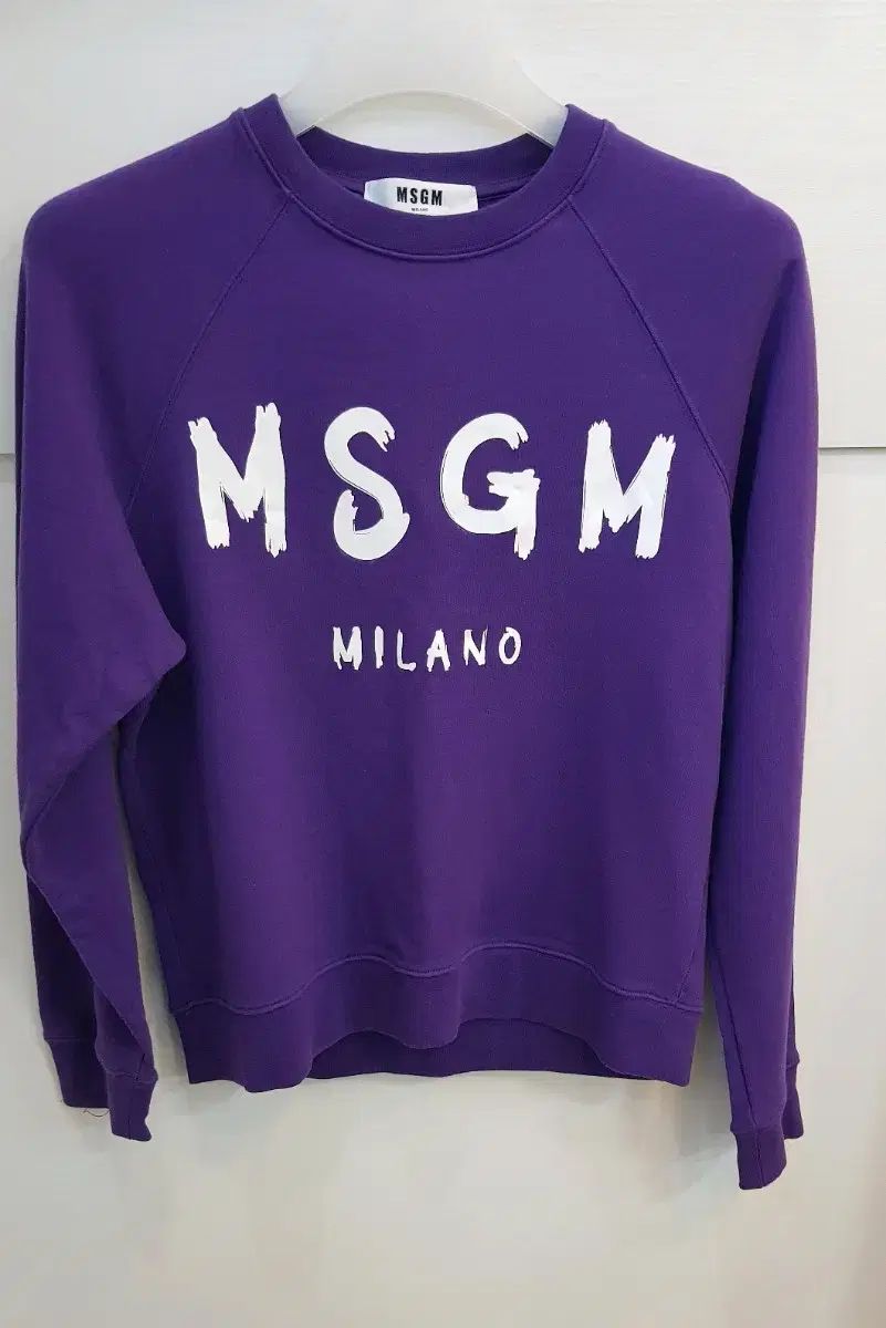 MSGM PURPLE パープル ロゴ スウェット 55サイズです。白 ロゴが POINT ポイントで入って