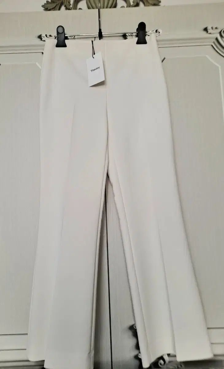 Theory 띠어리 白 ブーツカット スラックス