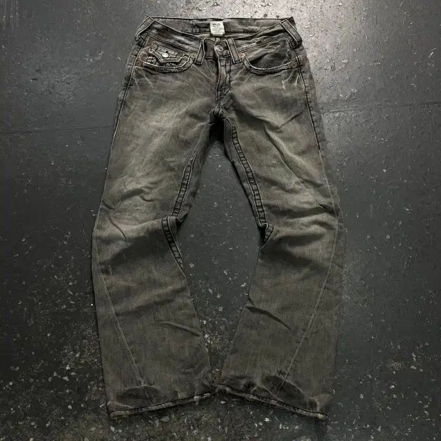 30 TRUE RELIGION ジョイ ビッグTシャツ ブーツカット デニムパンツ