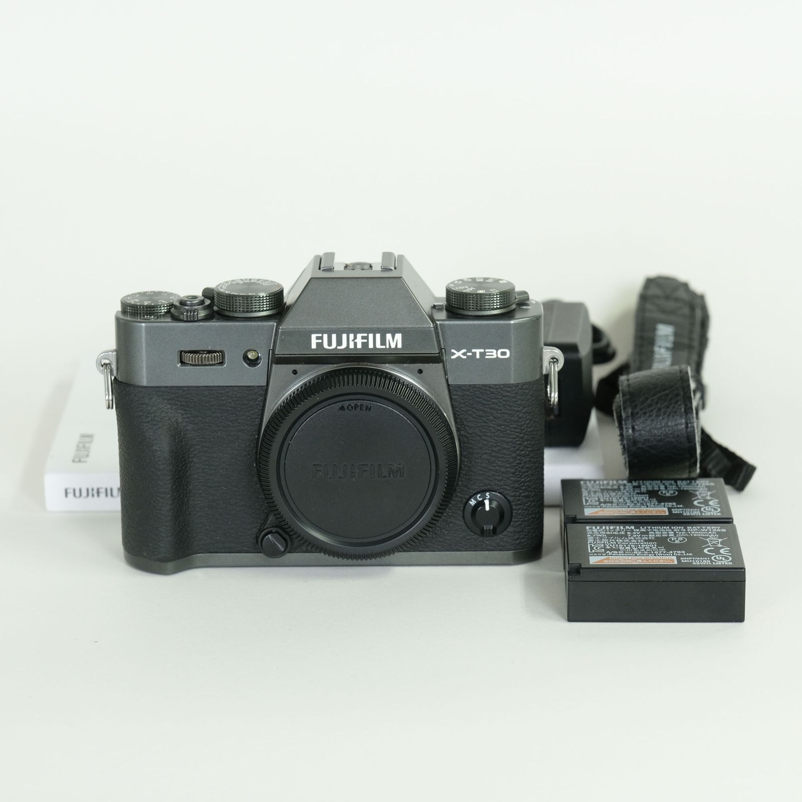 【値下げ】FUJIFILM X-T30　ボディ　シルバー（+純正バッテリー）　売ります 良品 | バッテリー2個付] FUJIFILM X-T30 [ボディ チャコールシルバー