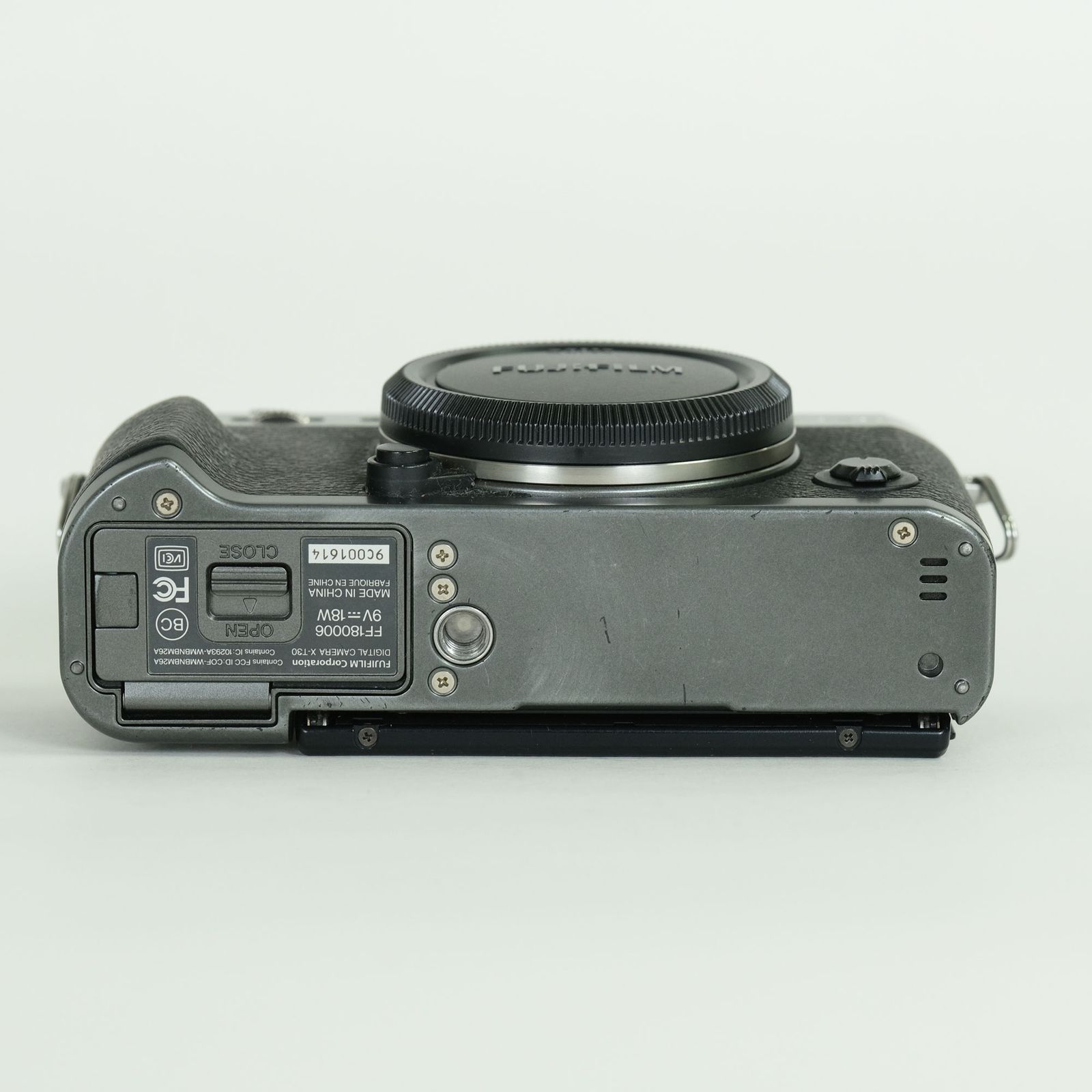 【値下げ】FUJIFILM X-T30　ボディ　シルバー（+純正バッテリー）　売ります 良品 | バッテリー2個付] FUJIFILM X-T30 [ボディ チャコールシルバー