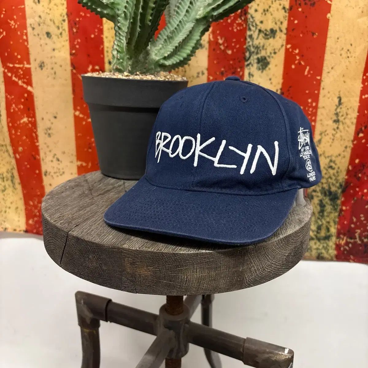 Stussy WORLD TOUR Brooklyn エンボス レタリング スナップバック ネイビー N1359