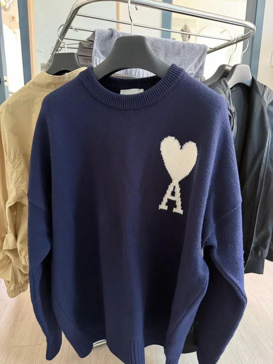 ス*ブ様 【美品】 Ami ビックハートロゴ ニット XL アミ ビックハート ロゴ オーバーサイズ ニット ネイビ XL - メルカリ