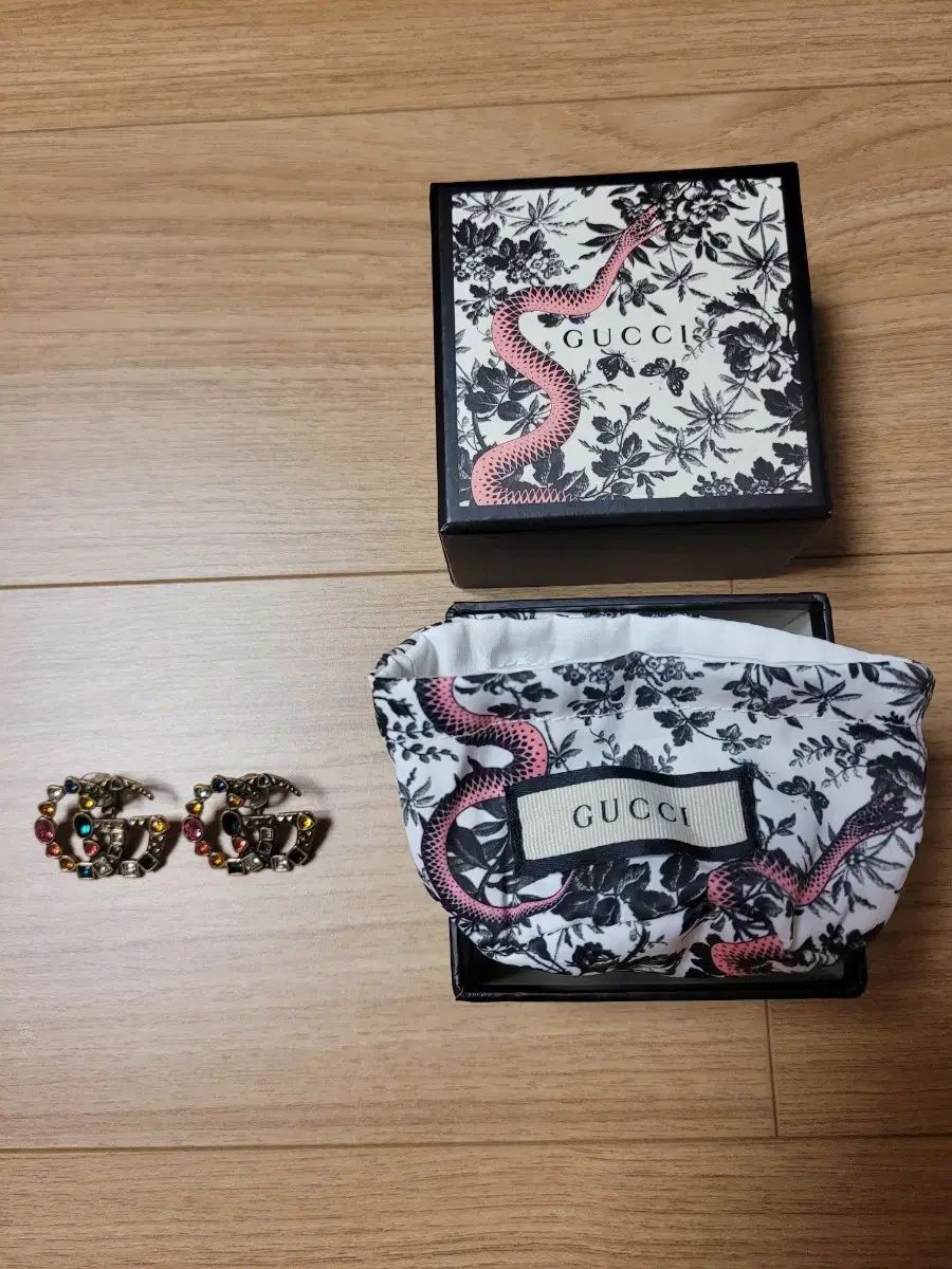 正規品 GUCCI(グッチ) マルチ クリスタル GG ロゴ イヤリング