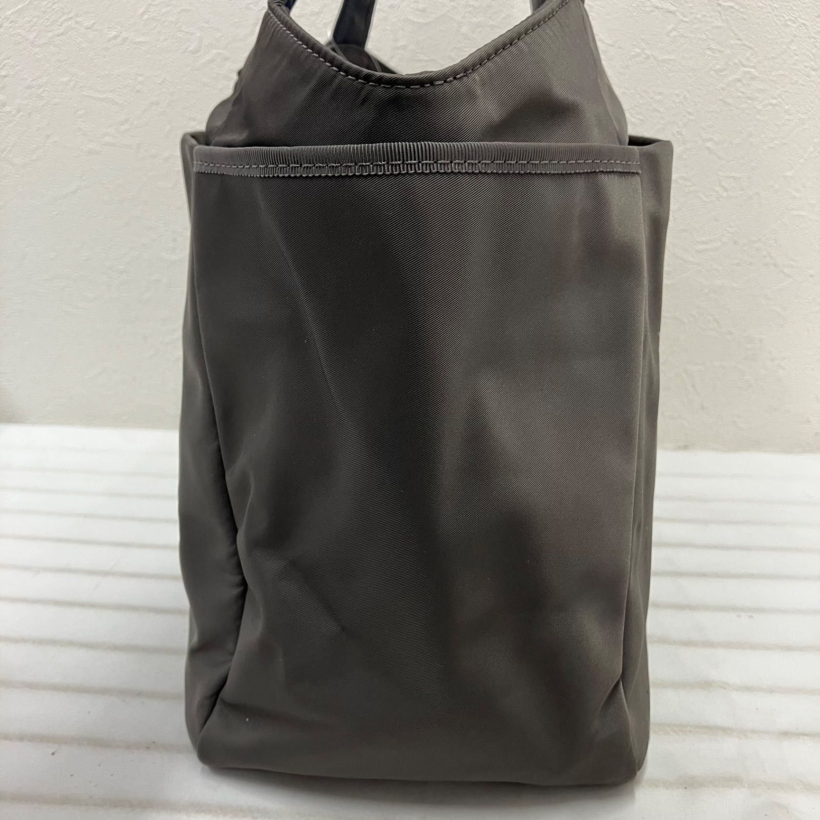 未使用 TOCCA トッカ T-JARDIN NYLON M グレー ナイロン 2844 TOCCA トッカ トートバッグ T-JARDIN NYLON グレー系 無地 ロゴ