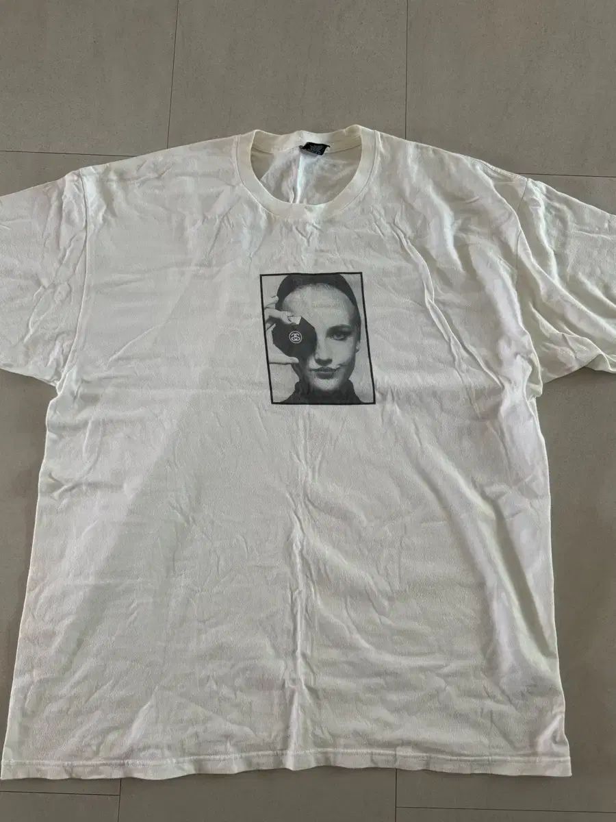 STU CHANEL ロゴ Karl Lagerfeld 헌정 Tシャツ