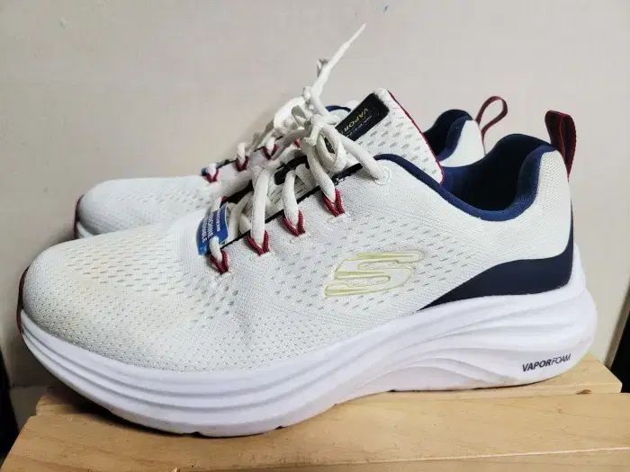 スケッチャーズ ベイパーフォーム 白 270 s44/d