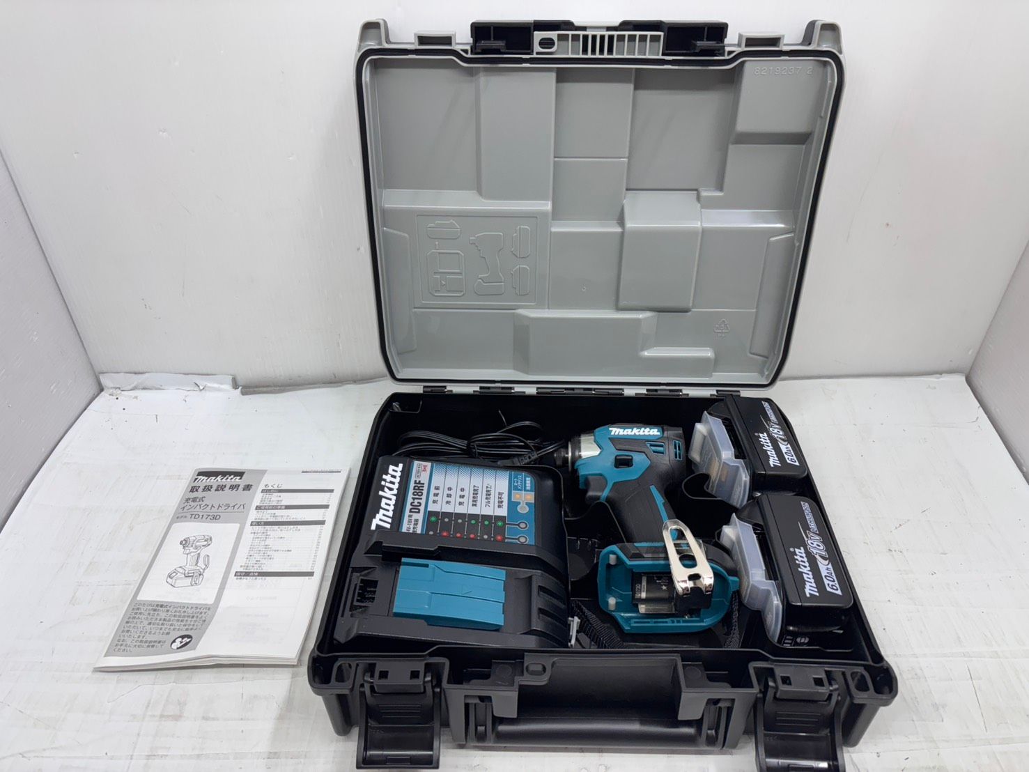 送料無料h14507 makita マキタ TD173D DC18RF BL1860 充電式インパクトドライバ 18V 充電器 充電池2個付き 電動工具 極美品