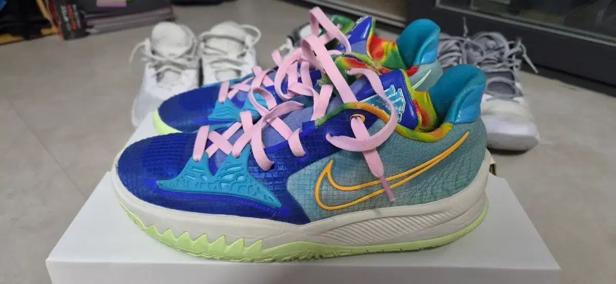 280) NIKE カイリー LOW 4 バスケシューズ