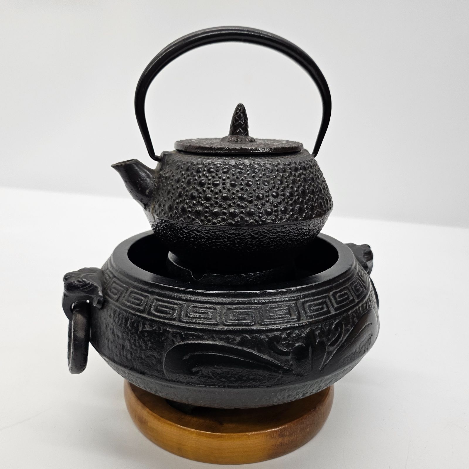 未使用品 南部鉄器 ミドルサイズ 火鉢 胴幅：18cm 木製台座 雷文 