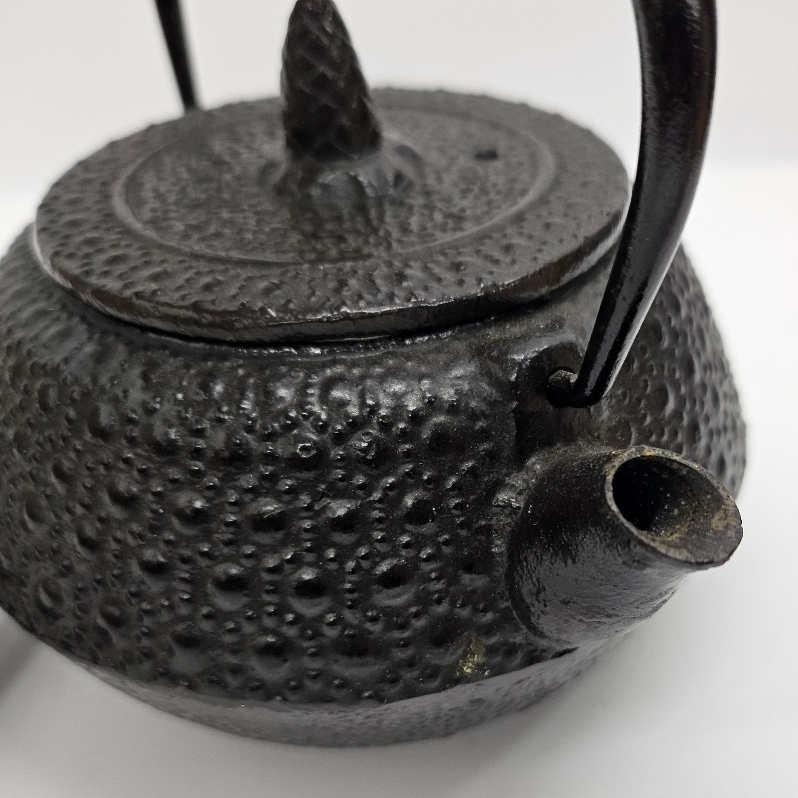 未使用品 南部鉄器 ミドルサイズ 火鉢 胴幅：18cm 木製台座 雷文 