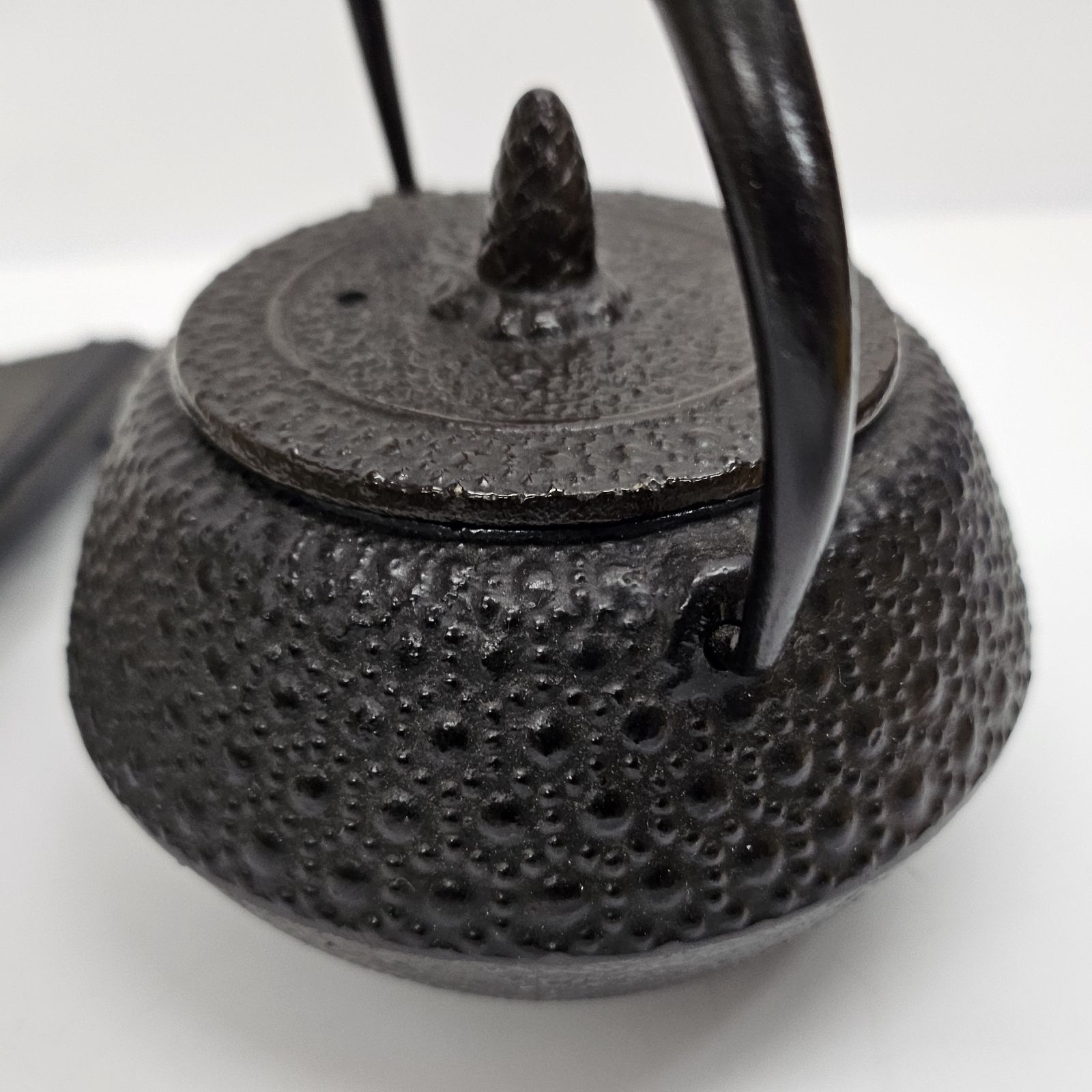 木製・火鉢・南部鉄瓶 未使用品 南部鉄器 ミドルサイズ 火鉢 胴幅：18cm 木製台座 雷文
