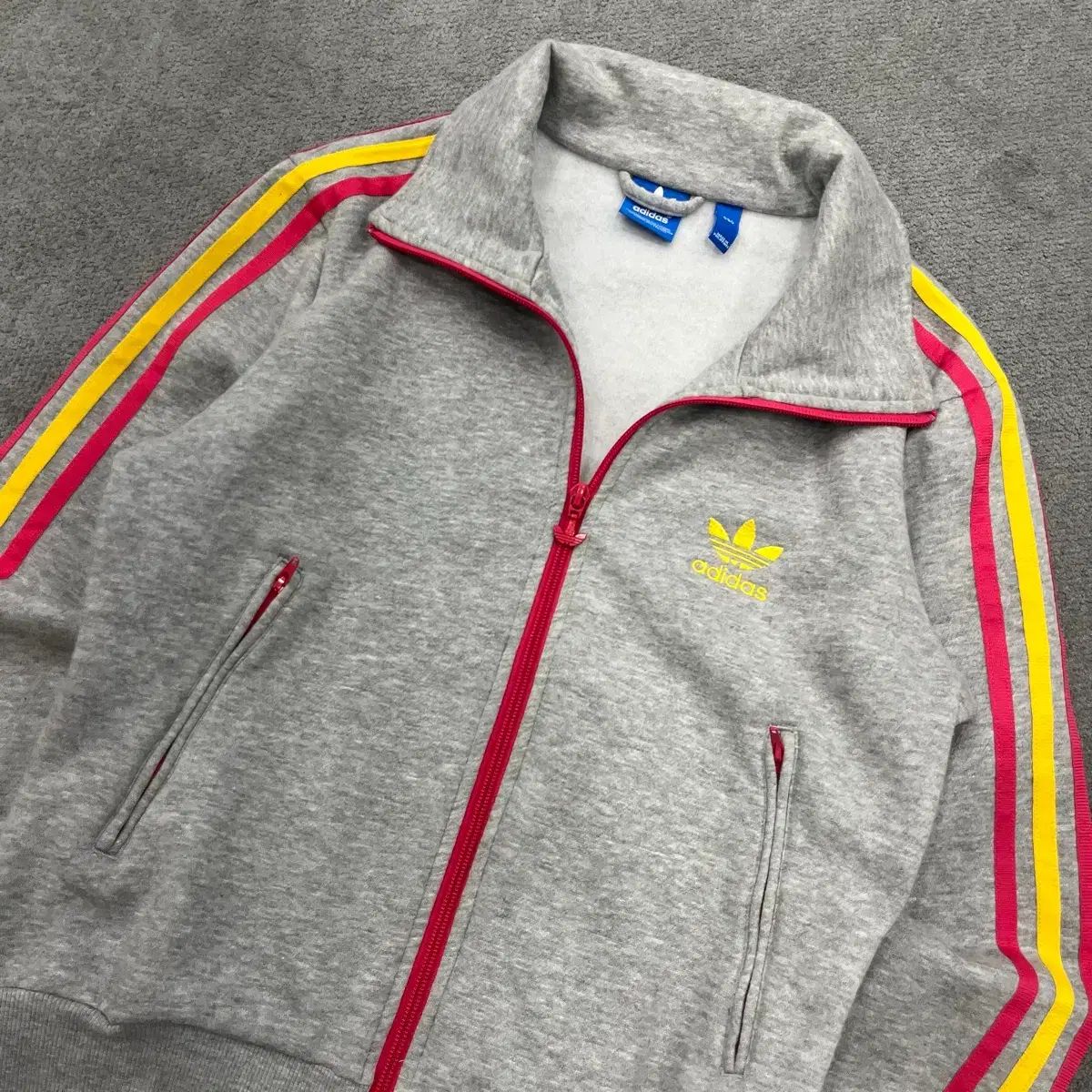 90 アディダス グレー ピンク イエロー ジャージトラックトップ - メルカリ