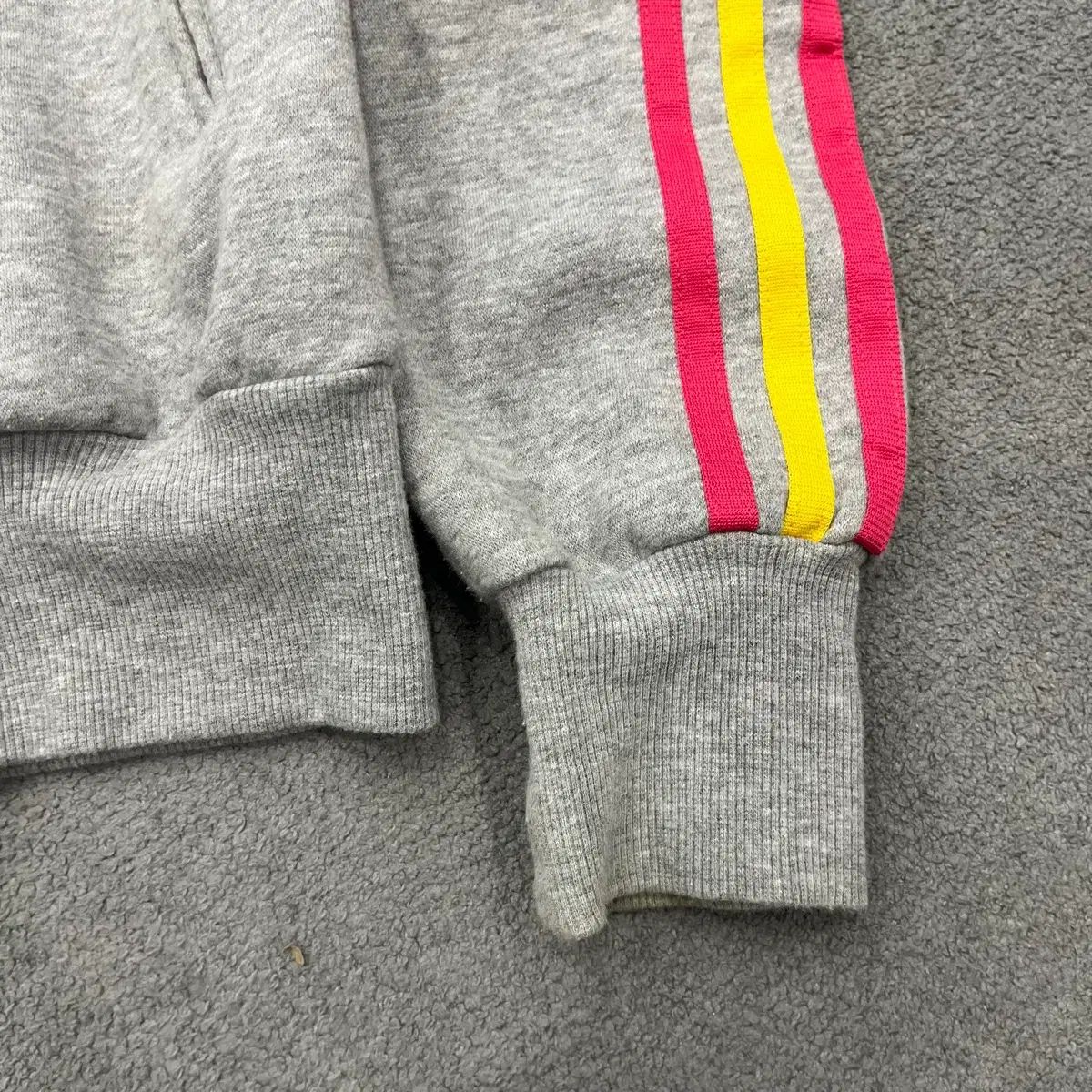 adidas トラックジャケット 90s〜 くすみグレー×イエロー L相当 希少 90 アディダス グレー ピンク イエロー ジャージトラックトップ - メルカリ