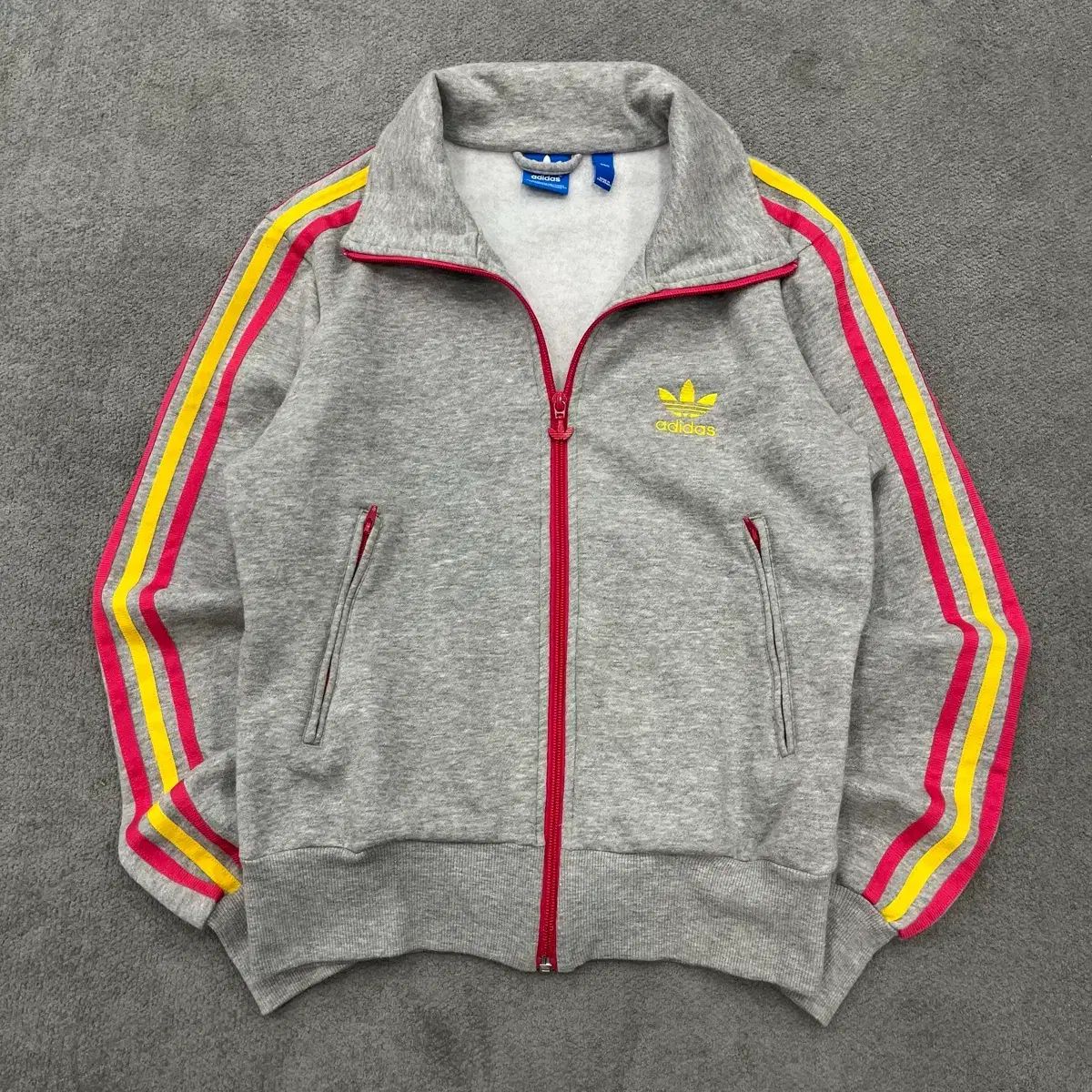 adidas トラックジャケット 90s〜 くすみグレー×イエロー L相当 希少 90 アディダス グレー ピンク イエロー ジャージトラックトップ - メルカリ