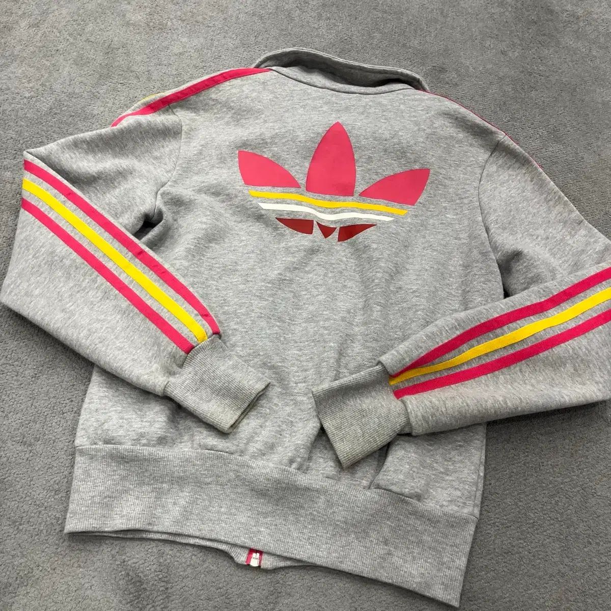 adidas トラックジャケット 90s〜 くすみグレー×イエロー L相当 希少 90 アディダス グレー ピンク イエロー ジャージトラックトップ - メルカリ