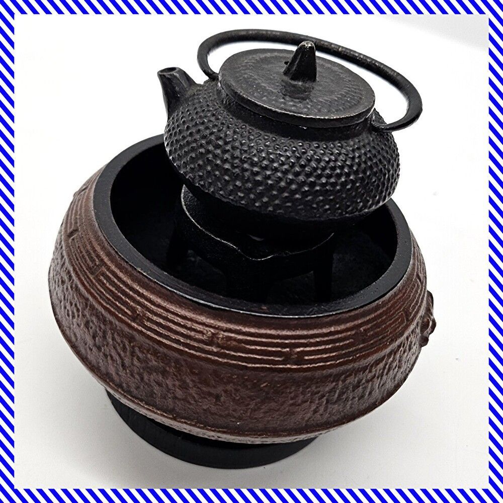 未使用品 南部鉄器 ミニチュア 風炉 胴幅：11cm 木製台座 鬼面 / 五徳